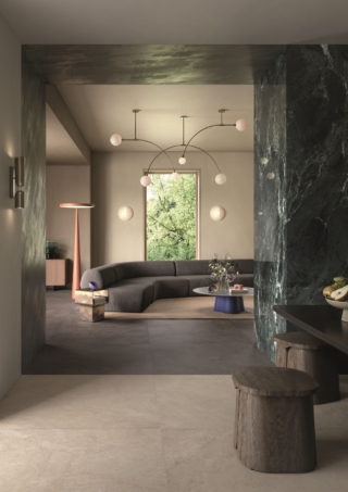 Pulse è la nuova collezione di Lea Ceramiche che si sviluppa in quattro cromie contemporanee: Pulse Clay, Pulse Shell, Pulse Sand, Pulse Shadow. La gamma di formati e spessori è pensata per garantire la massima versatilità, dall’interior all’outdoor: la si trova nei formati 120 x 120 cm, 60 x 120 cm, 60 x 60 cm e 30 x 60 cm, con spessore di 9 mm e per l’esterno di 20 mm. La superficie con finitura Nat, con tecnologia Safetouch, unisce estetica naturale a tatto morbido e proprietà antiscivolo, quella Rough con classificazione R11 evidenzia l’anima materica della collezione, le superfici con finitura Lapp sono eleganti e leggermente riflettenti. La collezione è disponibile in svariati colori. www.leaceramiche.it – Cersaie 2025, Pad. 30, Stand A4-B3 Pulse è la nuova collezione di Lea Ceramiche che si sviluppa in quattro cromie contemporanee: Pulse Clay, Pulse Shell, Pulse Sand, Pulse Shadow. La gamma di formati e spessori è pensata per garantire la massima versatilità, dall’interior all’outdoor: la si trova nei formati 120 x 120 cm, 60 x 120 cm, 60 x 60 cm e 30 x 60 cm, con spessore di 9 mm e per l’esterno di 20 mm. La superficie con finitura Nat, con tecnologia Safetouch, unisce estetica naturale a tatto morbido e proprietà antiscivolo, quella Rough con classificazione R11 evidenzia l’anima materica della collezione, le superfici con finitura Lapp sono eleganti e leggermente riflettenti. La collezione è disponibile in svariati colori. www.leaceramiche.it – Cersaie 2025, Pad. 30, Stand A4-B3