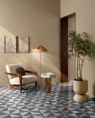 Fascino glamour per la collezione Dimore di Faetano che riedita cinque marmi pregiati naturali: Statuario, Paonazzo, Amazzonite, Onice Azzurro e Marrone Imperiale. La collezione si compone di quattro pattern originali, realizzati con smalti profondi e proposti in variazioni cromatiche che danno vita a cinque superfici, uniche nel piccolo formato 20 x 20 cm, dai nomi Audrey, Eulalia, Dalila, Floriana e Clarissa. Le proposte offrono molte possibilità compositive con schemi di posa personalizzati e permettono infinite combinazioni cromatiche e decorative. In foto la superficie Eulalia Marrone Imperiale. www.delconca.com – Cersaie 2025, Pad. 30, Stand A28-B27 Fascino glamour per la collezione Dimore di Faetano che riedita cinque marmi pregiati naturali: Statuario, Paonazzo, Amazzonite, Onice Azzurro e Marrone Imperiale. La collezione si compone di quattro pattern originali, realizzati con smalti profondi e proposti in variazioni cromatiche che danno vita a cinque superfici, uniche nel piccolo formato 20 x 20 cm, dai nomi Audrey, Eulalia, Dalila, Floriana e Clarissa. Le proposte offrono molte possibilità compositive con schemi di posa personalizzati e permettono infinite combinazioni cromatiche e decorative. In foto la superficie Eulalia Marrone Imperiale. www.delconca.com – Cersaie 2025, Pad. 30, Stand A28-B27