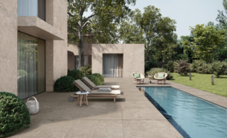La collezione Dusk di NovaBell Ceramiche in gres porcellanato si distingue per la profondità grafica e le texture tridimensionali. Nasce dall’incontro della pietra calcarea di Montpellier, del Portland stone e del cemento. La palette cromatica si declina in sei tonalità, dalle sfumature più chiare a quelle più decise: Moon, Canyon, Dune, Coal, Tundra e Haze (questi ultimi due colori si vedono in foto). È proposta nello spessore 6 mm nel formato 120 x 278 cm (Oversize), nello spessore 9 mm nei formati 120 x 120 cm, 60 x 120 cm, 60 x 60 cm e 30 x 60 cm e nello spessore 20 mm nei formati 60 x 120 cm, 100 x 100 cm e 60 x 60 cm (Outwalk). La collezione segna un’evoluzione sul piano tecnologico e decorativo, utilizzando la tecnologia digitale Inphase che alterna opacità e luminosità senza rilievi fisici, creando effetti strutturati e profondi mantenendo una superficie liscia al tatto. La superficie Ultra-Matt surface assicura resistenza allo scivolamento e una piacevole morbidezza al tatto. 3D Carved è infine la struttura tridimensionale scolpita dal disegno in cui luce e ombre si intrecciano. www.novabell.it – Cersaie Pad. 25, Stand A146-B147 e per Oversize Stand A134 La collezione Dusk di NovaBell Ceramiche in gres porcellanato si distingue per la profondità grafica e le texture tridimensionali. Nasce dall’incontro della pietra calcarea di Montpellier, del Portland stone e del cemento. La palette cromatica si declina in sei tonalità, dalle sfumature più chiare a quelle più decise: Moon, Canyon, Dune, Coal, Tundra e Haze (questi ultimi due colori si vedono in foto). È proposta nello spessore 6 mm nel formato 120 x 278 cm (Oversize), nello spessore 9 mm nei formati 120 x 120 cm, 60 x 120 cm, 60 x 60 cm e 30 x 60 cm e nello spessore 20 mm nei formati 60 x 120 cm, 100 x 100 cm e 60 x 60 cm (Outwalk). La collezione segna un’evoluzione sul piano tecnologico e decorativo, utilizzando la tecnologia digitale Inphase che alterna opacità e luminosità senza rilievi fisici, creando effetti strutturati e profondi mantenendo una superficie liscia al tatto. La superficie Ultra-Matt surface assicura resistenza allo scivolamento e una piacevole morbidezza al tatto. 3D Carved è infine la struttura tridimensionale scolpita dal disegno in cui luce e ombre si intrecciano. www.novabell.it – Cersaie Pad. 25, Stand A146-B147 e per Oversize Stand A134