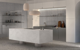 Il colore è elemento imprescindibile nella collezione in gres porcellanato I Pigmenti di Gardenia Orchidea. La collezione punta su una palette di 10 tonalità: Milk, Ash, Sand, Cream, Bark, Concrete, Cotto, Clay, Mud e Mou. Si tratta di toni caldi e avvolgenti, spesso abbinabili fra loro e valorizzati da una superficie satinata che rimanda alla matericità della resina, con morbidi effetti di chiaro/scuro. È disponibile nello spessore 6 e 8,5 mm nei formati 120 x 280, 120 x 120, 60 x 120, 60 x 60 e 30 x 30 cm e con listoni di 20 x 120, 5 x 120 e 10 x 60 cm. È completata dal mosaico Confetti a tessere circolari e da tre esclusivi pattern “multicolor”- Pillole, Rattan e Crocini (come in foto) - con geometrie dal sapore handmade. Questi ultimi sono realizzati con tecnologia 3Dtech e si distinguono per la tridimensionalità con cui simulano la posa di mosaici intarsiati, per una superficie dall’aspetto maiolicato e raffinati abbinamenti a contrasto con le superfici in tinta unita. La finitura antiscivolo R11 per esterno è disponibili nei formati 120 x 120 e 60 x 120 cm, nei colori Ash, Sand e Cream. www.gardenia.it – Cersaie 2025, Pad. 29, Stand C60/D59 Il colore è elemento imprescindibile nella collezione in gres porcellanato I Pigmenti di Gardenia Orchidea. La collezione punta su una palette di 10 tonalità: Milk, Ash, Sand, Cream, Bark, Concrete, Cotto, Clay, Mud e Mou. Si tratta di toni caldi e avvolgenti, spesso abbinabili fra loro e valorizzati da una superficie satinata che rimanda alla matericità della resina, con morbidi effetti di chiaro/scuro. È disponibile nello spessore 6 e 8,5 mm nei formati 120 x 280, 120 x 120, 60 x 120, 60 x 60 e 30 x 30 cm e con listoni di 20 x 120, 5 x 120 e 10 x 60 cm. È completata dal mosaico Confetti a tessere circolari e da tre esclusivi pattern “multicolor”- Pillole, Rattan e Crocini (come in foto) - con geometrie dal sapore handmade. Questi ultimi sono realizzati con tecnologia 3Dtech e si distinguono per la tridimensionalità con cui simulano la posa di mosaici intarsiati, per una superficie dall’aspetto maiolicato e raffinati abbinamenti a contrasto con le superfici in tinta unita. La finitura antiscivolo R11 per esterno è disponibili nei formati 120 x 120 e 60 x 120 cm, nei colori Ash, Sand e Cream. www.gardenia.it – Cersaie 2025, Pad. 29, Stand C60/D59