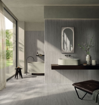 La collezione Materia Classica in gres porcellanato di FAP reinterpreta il Travertino con superfici molto tattili grazie alla finitura True Touch. La palette cromatica si articola in tre nuance essenziali: il Bianco Puro (in foto), il Beige Classico e il Tortora Delicato.
È disponibile in un’ampia gamma di formati – da 30 x 60 cm fino a 120 x 120 cm e 120 x 278 cm – per una grande modularità e libertà progettuale. Con riguardo ai rivestimenti, le Wall Tiles sono proposte nel formato 50 x 120 cm, tra cui spiccano la superficie cannettata tridimensionale Groove e l’elegante inserto Boiserie Beige Oro che conferisce agli ambienti un tocco raffinato. Completa la collezione una selezione di mosaici materici. www.fapceramiche.com – Cersaie 2025, Pad. 37, Stand C40/D39 La collezione Materia Classica in gres porcellanato di FAP reinterpreta il Travertino con superfici molto tattili grazie alla finitura True Touch. La palette cromatica si articola in tre nuance essenziali: il Bianco Puro (in foto), il Beige Classico e il Tortora Delicato.
È disponibile in un’ampia gamma di formati – da 30 x 60 cm fino a 120 x 120 cm e 120 x 278 cm – per una grande modularità e libertà progettuale. Con riguardo ai rivestimenti, le Wall Tiles sono proposte nel formato 50 x 120 cm, tra cui spiccano la superficie cannettata tridimensionale Groove e l’elegante inserto Boiserie Beige Oro che conferisce agli ambienti un tocco raffinato. Completa la collezione una selezione di mosaici materici. www.fapceramiche.com – Cersaie 2025, Pad. 37, Stand C40/D39