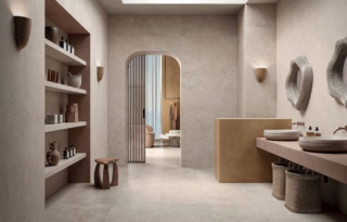 La collezione in gres porcellanato MIDI di Flaviker trae ispirazione dallo stile rustico chic delle ville del sud della Francia. Si propone nelle colorazioni Poudre, Beige, Ivoire, Ecrù, Terre e Blanc. I colori, tendenzialmente caldi e in sintonia con materiali naturali come lini, sabbie e terre, sono disponibili in due versioni: Nature, selezionata e omogenea, e Melange, variegata e ricca di contrasti. Sono disponibili in tre formati modulari 120 x 280, 120 x 120, 60 x 120 e nella classificazione R11 nei formati 120 x 120 e 60 x 120 cm nei colori Beige, Poudre ed Ecrù. www.flavikerpisa.it – Cersaie 2025, Pad. 29, Stand C60/D59 La collezione in gres porcellanato MIDI di Flaviker trae ispirazione dallo stile rustico chic delle ville del sud della Francia. Si propone nelle colorazioni Poudre, Beige, Ivoire, Ecrù, Terre e Blanc. I colori, tendenzialmente caldi e in sintonia con materiali naturali come lini, sabbie e terre, sono disponibili in due versioni: Nature, selezionata e omogenea, e Melange, variegata e ricca di contrasti. Sono disponibili in tre formati modulari 120 x 280, 120 x 120, 60 x 120 e nella classificazione R11 nei formati 120 x 120 e 60 x 120 cm nei colori Beige, Poudre ed Ecrù. www.flavikerpisa.it – Cersaie 2025, Pad. 29, Stand C60/D59