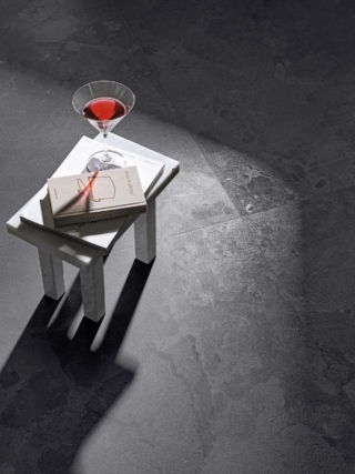 Sospesa tra luce e ombra la collezione Moon di Ceramiche Refin interpreta l’effetto pietra con inclusioni minerali sul fondo omogeneo che creano giochi di luce e sfumature cangianti. Questa speciale applicazione genera un lieve scintillio che varia d’intensità a seconda dell'angolazione e dell'illuminazione. È disponibile in cinque tonalità, nella finitura matt: bianco puro Shine, avorio Glow, grigio chiaro Eclipse, tortora Twilight e Dark (in foto). I formati proposti consentono la posa a pavimento e come rivestimento. Nei formati 120 x 120 cm, 60 x 120cm, 80 x 80 cm, 60 x 60 cm e 30 x 60 cm, nello spessore di 9 mm. www.refin.it – Cersaie 2025, Pad. 30, Stand C28/D27 Sospesa tra luce e ombra la collezione Moon di Ceramiche Refin interpreta l’effetto pietra con inclusioni minerali sul fondo omogeneo che creano giochi di luce e sfumature cangianti. Questa speciale applicazione genera un lieve scintillio che varia d’intensità a seconda dell'angolazione e dell'illuminazione. È disponibile in cinque tonalità, nella finitura matt: bianco puro Shine, avorio Glow, grigio chiaro Eclipse, tortora Twilight e Dark (in foto). I formati proposti consentono la posa a pavimento e come rivestimento. Nei formati 120 x 120 cm, 60 x 120cm, 80 x 80 cm, 60 x 60 cm e 30 x 60 cm, nello spessore di 9 mm. www.refin.it – Cersaie 2025, Pad. 30, Stand C28/D27