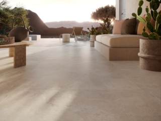 Arketipo Universe di Cotto d’Este propone la nuova collezione Solaris che rende omaggio alla luce mediterranea e alla bellezza autentica delle pietre, tipiche dei paesaggi del Sud Europa. Le superfici sono luminose e percorse da venature sottili e da sfumature tono su tono ed evocano la pietra calcarea. Solaris si propone nelle nuance Ostuni (come nella foto), Trani, Spalato e Rodi, negli spessori 6,5, 9 e 20 mm e nei formati 120 x 278 cm (solo Kerlite), 120 x 120, 90 x 90, 60 x 120, 60 x 60 cm. Le finiture sono Natural, Grip, Honed, Bocciardata e Soft (esclusiva Kerlite 6plus). www.cottodeste.it – Cersaie 2025, Pad. 30, Stand A16/B15 Arketipo Universe di Cotto d’Este propone la nuova collezione Solaris che rende omaggio alla luce mediterranea e alla bellezza autentica delle pietre, tipiche dei paesaggi del Sud Europa. Le superfici sono luminose e percorse da venature sottili e da sfumature tono su tono ed evocano la pietra calcarea. Solaris si propone nelle nuance Ostuni (come nella foto), Trani, Spalato e Rodi, negli spessori 6,5, 9 e 20 mm e nei formati 120 x 278 cm (solo Kerlite), 120 x 120, 90 x 90, 60 x 120, 60 x 60 cm. Le finiture sono Natural, Grip, Honed, Bocciardata e Soft (esclusiva Kerlite 6plus). www.cottodeste.it – Cersaie 2025, Pad. 30, Stand A16/B15