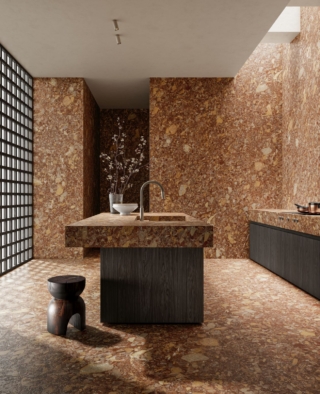 Le superfici dall’effetto pietra di Stone Edition e dall’effetto marmo di Marble Edition di Del Conca si arricchiscono di cinque nuove proposte dall’estetica naturale e dalla matericità tattile. Grazie alla tecnologia Dinamika si riesce a produrre una superficie in gres evoluto in un’unica fase, in cui grafica e struttura combaciano per un effetto materico e realistico. In foto Venice Red di Stone Edition propone un conglomerato naturale ricco di ciottoli, frammenti e clasti calcarei adagiati su un manto rossastro con un effetto molto raffinato. La collezione Stone Edition comprende anche le superfici Travertino, Pietra di Borgogna e Breccia Grey; Marble Edition invece le superfici Van Gogh White, Breccia Capraia, Invisible Grey e Onice Verde. Tutte le proposte sono disponibili nei formati 120 x 260 cm, 120 x 120 cm, 60 x 120 cm, 60 x 60 cm e 30 x 60 cm. www.delconca.com – Cersaie 2025, Pad. 30, Stand A28-B27 Le superfici dall’effetto pietra di Stone Edition e dall’effetto marmo di Marble Edition di Del Conca si arricchiscono di cinque nuove proposte dall’estetica naturale e dalla matericità tattile. Grazie alla tecnologia Dinamika si riesce a produrre una superficie in gres evoluto in un’unica fase, in cui grafica e struttura combaciano per un effetto materico e realistico. In foto Venice Red di Stone Edition propone un conglomerato naturale ricco di ciottoli, frammenti e clasti calcarei adagiati su un manto rossastro con un effetto molto raffinato. La collezione Stone Edition comprende anche le superfici Travertino, Pietra di Borgogna e Breccia Grey; Marble Edition invece le superfici Van Gogh White, Breccia Capraia, Invisible Grey e Onice Verde. Tutte le proposte sono disponibili nei formati 120 x 260 cm, 120 x 120 cm, 60 x 120 cm, 60 x 60 cm e 30 x 60 cm. www.delconca.com – Cersaie 2025, Pad. 30, Stand A28-B27
