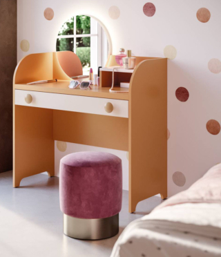 La scrivania vanity Elizabeth della Collezione Uno per tutti 2023 di Giessegi in legno laccato, disponibile in diverse varianti di colore, è elegante e funzionale nello stesso tempo. Lo specchio retroilluminabile a luci Led, la mensolina e il cassetto organizer, con guide ad estrazione totale, che permette di tenere in ordine tutto il necessario per il make-up, la rendono un mobile toeletta compatto adatto anche alla cameretta di un adolescente. Misura L 104 x P 44 x H 121 cm. Prezzo a partire da 642 euro + Iva. https://www.giessegi.it La scrivania vanity Elizabeth della Collezione Uno per tutti 2023 di Giessegi in legno laccato, disponibile in diverse varianti di colore, è elegante e funzionale nello stesso tempo. Lo specchio retroilluminabile a luci Led, la mensolina e il cassetto organizer, con guide ad estrazione totale, che permette di tenere in ordine tutto il necessario per il make-up, la rendono un mobile toeletta compatto adatto anche alla cameretta di un adolescente. Misura L 104 x P 44 x H 121 cm. Prezzo a partire da 642 euro + Iva. https://www.giessegi.it