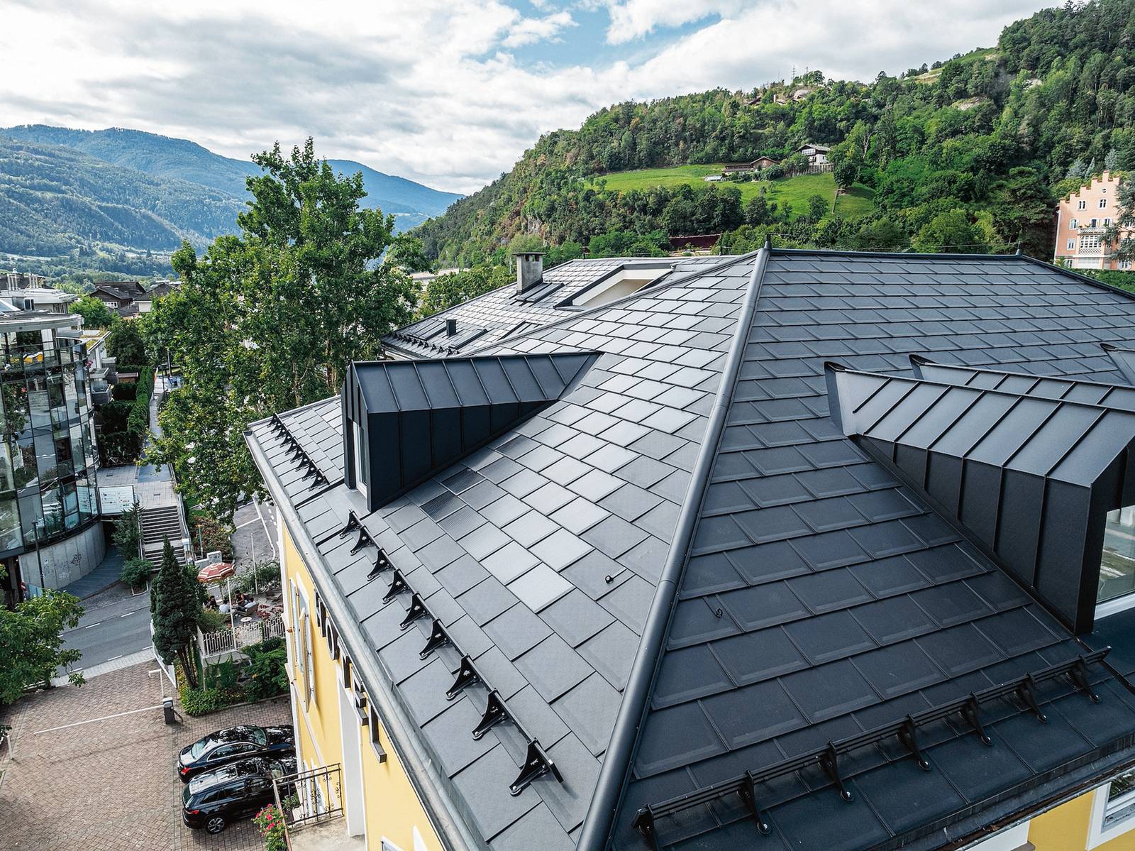 Il sistema di copertura di PREFA "tutto in uno" alle Tegole R.16 di alluminio integra le Tegole Fotovoltaiche, qui in colore nero P.10, che coniugano estetica e funzionalità anche in edifici vincolati. www.prefa.it Il sistema di copertura di PREFA "tutto in uno" alle Tegole R.16 di alluminio integra le Tegole Fotovoltaiche, qui in colore nero P.10, che coniugano estetica e funzionalità anche in edifici vincolati. www.prefa.it