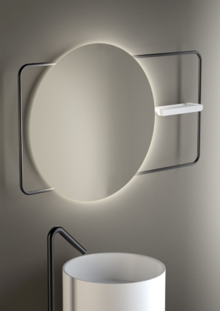 La collezione ZEROsedici di Progetto Group con design Danilo Fedeli è un sistema multifunzione a parete che comprende in un unico elemento specchio, mensola e portasalviette dalle linee geometriche. Pensata per un bagno contemporaneo in stile moderno, il sistema è realizzato su un profilo tubolare da Ø 16 mm in acciaio inox o alluminio verniciato. La mensola è in vetro temperato, mentre lo specchio ha bordo differenziato. È disponibile nelle finiture bianco opaco (come in foto), nero lucido e metallo spazzolato. www.progetto-group.it – Cersaie 2025, Pad. 21, Stand B17 La collezione ZEROsedici di Progetto Group con design Danilo Fedeli è un sistema multifunzione a parete che comprende in un unico elemento specchio, mensola e portasalviette dalle linee geometriche. Pensata per un bagno contemporaneo in stile moderno, il sistema è realizzato su un profilo tubolare da Ø 16 mm in acciaio inox o alluminio verniciato. La mensola è in vetro temperato, mentre lo specchio ha bordo differenziato. È disponibile nelle finiture bianco opaco (come in foto), nero lucido e metallo spazzolato. www.progetto-group.it – Cersaie 2025, Pad. 21, Stand B17