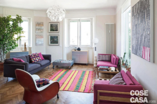 In questo salotto il fucsia è uno dei colori che ravvivano l'ambiente: il tappeto-stuoia centrale alterna infatti delle bande di diversi colori, tra cui appunto il fucsia, il verde e il giallo.
Nella stanza, molto luminosa e dotata di pareti bianche, sono mescolati in modo sapiente ed equilibrato dei tocchi di tonalità diverse, come il grigio del divano e il viola delle poltrone e di alcuni cuscini: l'insieme, lungi dall'essere eccessivo nonostante il mix di colori, risulta molto gradevole.
Progetto Studio A2architetti, Milano, a2architetti.it@gmail.com - Foto Cristina Fiorentini In questo salotto il fucsia è uno dei colori che ravvivano l'ambiente: il tappeto-stuoia centrale alterna infatti delle bande di diversi colori, tra cui appunto il fucsia, il verde e il giallo.
Nella stanza, molto luminosa e dotata di pareti bianche, sono mescolati in modo sapiente ed equilibrato dei tocchi di tonalità diverse, come il grigio del divano e il viola delle poltrone e di alcuni cuscini: l'insieme, lungi dall'essere eccessivo nonostante il mix di colori, risulta molto gradevole.
Progetto Studio A2architetti, Milano, a2architetti.it@gmail.com - Foto Cristina Fiorentini