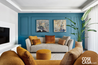 soggiorno con divano beige e parete azzurra