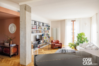 soggiorno con libreria sospesa e divano bianco