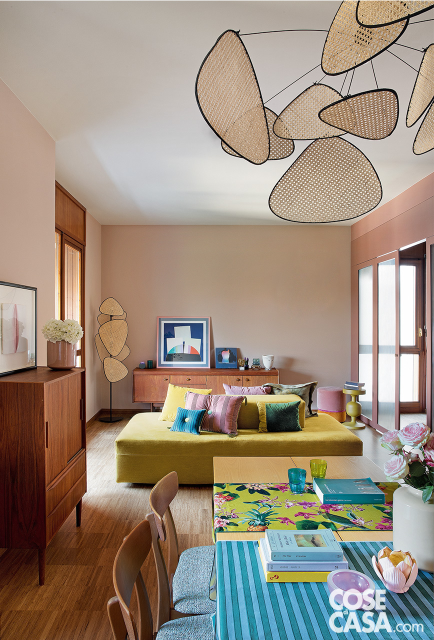 soggiorno divano giallo