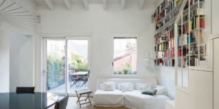 Una casa diventa più grande e luminosa con un nuovo soppalco e soluzioni salvaspazio