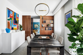 tavolo in marmo nero, sedie chiare