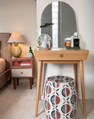 È facile da ambientare la toeletta dalle dimensioni contenute Clairoy di La Redoute Interieurs realizzata in MDF impiallacciato rovere che ne sottolinea lo stile scandinavo. Le gambe affusolate e il grande specchio arrotondato la rendono elegante e funzionale. Misura L 59 x P 43 x H 138 cm. Prezzo 249 euro. https://www.laredoute.it È facile da ambientare la toeletta dalle dimensioni contenute Clairoy di La Redoute Interieurs realizzata in MDF impiallacciato rovere che ne sottolinea lo stile scandinavo. Le gambe affusolate e il grande specchio arrotondato la rendono elegante e funzionale. Misura L 59 x P 43 x H 138 cm. Prezzo 249 euro. https://www.laredoute.it