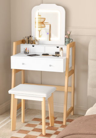 Può essere sistemata al lato del letto, al posto del comodino, la toeletta (Codice:13598062) di Costway che è dotata di un grande cassetto sottopiano e di due piccoli sotto lo specchio, realizzati in MDF bianco. Le gambe in legno massiccio permettono di regolare l'altezza; lo specchio è illuminato a Led a tre colori: giallo caldo, bianco caldo e bianco freddo. Misura L 74 x P 40 x H 130/137,5 cm. Prezzo 260,99 euro (compreso lo sgabello imbottito). https://www.costway.it Può essere sistemata al lato del letto, al posto del comodino, la toeletta (Codice:13598062) di Costway che è dotata di un grande cassetto sottopiano e di due piccoli sotto lo specchio, realizzati in MDF bianco. Le gambe in legno massiccio permettono di regolare l'altezza; lo specchio è illuminato a Led a tre colori: giallo caldo, bianco caldo e bianco freddo. Misura L 74 x P 40 x H 130/137,5 cm. Prezzo 260,99 euro (compreso lo sgabello imbottito). https://www.costway.it