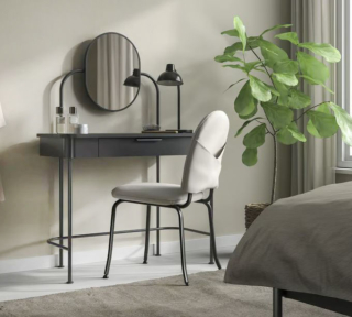 Una linea senza tempo per la toeletta GRÅFJÄLLET di Ikea Italia che ha la struttura in acciaio con rivestimento epossidico/poliestere a polvere nero. Lo specchio può essere inclinato per ottenere l'angolazione giusta. Misura L 100 x P 42 x H 135 cm. Prezzo 79,95 euro. https://www.ikea.com Una linea senza tempo per la toeletta GRÅFJÄLLET di Ikea Italia che ha la struttura in acciaio con rivestimento epossidico/poliestere a polvere nero. Lo specchio può essere inclinato per ottenere l'angolazione giusta. Misura L 100 x P 42 x H 135 cm. Prezzo 79,95 euro. https://www.ikea.com