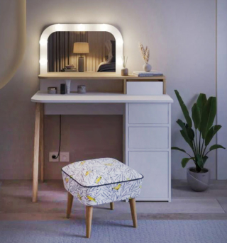 Ricorda i modelli delle dive del cinema il mobile toeletta Gloria di Marckeric in vendita su Bonami: è completamente realizzato in MDF bianco con elementi in legno chiaro. Lo specchio rettangolare ha il bordo decorato da una serie di lampadine che, una volta accese, lo rendono scenografico. Misura L 105 x P 52 x H 131 cm. Prezzo 514 euro. https://www.bonami.it Ricorda i modelli delle dive del cinema il mobile toeletta Gloria di Marckeric in vendita su Bonami: è completamente realizzato in MDF bianco con elementi in legno chiaro. Lo specchio rettangolare ha il bordo decorato da una serie di lampadine che, una volta accese, lo rendono scenografico. Misura L 105 x P 52 x H 131 cm. Prezzo 514 euro. https://www.bonami.it