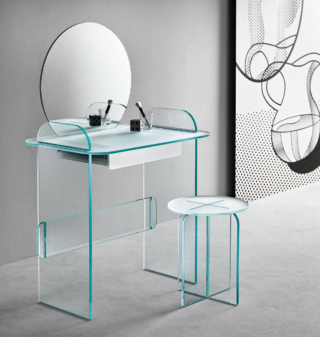 Leggera e raffinata la toeletta Opalina di Tonelli Design che è caratterizzata da una struttura lineare dalle forme smussate completamente realizzata in vetro extrachiaro che la rende facile da ambientare. Il comodo cassetto sotto il piano è in legno bianco opaco. Misura L 80 x P 56 x H 130 cm. Prezzo 3.928,40 euro. https://tonellidesign.it Leggera e raffinata la toeletta Opalina di Tonelli Design che è caratterizzata da una struttura lineare dalle forme smussate completamente realizzata in vetro extrachiaro che la rende facile da ambientare. Il comodo cassetto sotto il piano è in legno bianco opaco. Misura L 80 x P 56 x H 130 cm. Prezzo 3.928,40 euro. https://tonellidesign.it