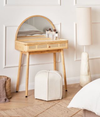 Legno di bambù naturale per la toeletta Rancheria di Beliani che permette di organizzare una zona trucco in un angolo della camera da letto semplicemente aggiungendo un pouf come seduta. Il cassetto integrato permette di riporre cosmetici, pennelli e accessori. Misura L 81 x P 41 x H 124 cm. Prezzo 249 euro. https://www.beliani.itLegno di mango e ferro nero per la toeletta Analis di Sklum che ha una forma arrotondata, un grande cassetto centrale e due vani laterali. Il grande specchio rotondo non è solo pratico, ma anche molto decorativo. Misura L 100 x P 53 x H 141 cm. Prezzo 379,95 euro. https://www.sklum.com Legno di bambù naturale per la toeletta Rancheria di Beliani che permette di organizzare una zona trucco in un angolo della camera da letto semplicemente aggiungendo un pouf come seduta. Il cassetto integrato permette di riporre cosmetici, pennelli e accessori. Misura L 81 x P 41 x H 124 cm. Prezzo 249 euro. https://www.beliani.itLegno di mango e ferro nero per la toeletta Analis di Sklum che ha una forma arrotondata, un grande cassetto centrale e due vani laterali. Il grande specchio rotondo non è solo pratico, ma anche molto decorativo. Misura L 100 x P 53 x H 141 cm. Prezzo 379,95 euro. https://www.sklum.com