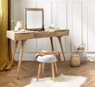 Uno stile piacevolmente vintage per la toeletta Trocadero di Maisons du Monde: è prodotta in legno di mango massiccio. Lo specchio a ribalta al centro scompare quando non serve lasciano la superficie del piano libero per usarlo come scrivania. Sono presenti tre cassetti di cui uno centrale con quattro scomparti per i trucchi. Misura L 112 x P 48 x H 122 cm. Prezzo 469 euro. https://www.maisonsdumonde.com Uno stile piacevolmente vintage per la toeletta Trocadero di Maisons du Monde: è prodotta in legno di mango massiccio. Lo specchio a ribalta al centro scompare quando non serve lasciano la superficie del piano libero per usarlo come scrivania. Sono presenti tre cassetti di cui uno centrale con quattro scomparti per i trucchi. Misura L 112 x P 48 x H 122 cm. Prezzo 469 euro. https://www.maisonsdumonde.com