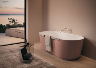 La vasca Domina, progettata dal designer Claudio Papa per Ideagroup, è realizzata in M-Solid, un materiale performante e gradevole al tatto. Il design dalle linee morbide e avvolgenti è estetico ed ergonomico, progettato per accogliere il corpo, ottimizzare gli spazi e facilitare l'installazione. Freestanding o a parete, la vasca si adatta a ogni ambiente bagno grazie alle sue dimensioni contenute, offrendo flessibilità anche nel posizionamento della rubinetteria di carico. È dotata di accessori come il piano d'appoggio integrato e il maniglione porta asciugamani. www.ideagroup.it – Cersaie 2025, Pad. 21, Stand A35-B30 e A21-B20 La vasca Domina, progettata dal designer Claudio Papa per Ideagroup, è realizzata in M-Solid, un materiale performante e gradevole al tatto. Il design dalle linee morbide e avvolgenti è estetico ed ergonomico, progettato per accogliere il corpo, ottimizzare gli spazi e facilitare l'installazione. Freestanding o a parete, la vasca si adatta a ogni ambiente bagno grazie alle sue dimensioni contenute, offrendo flessibilità anche nel posizionamento della rubinetteria di carico. È dotata di accessori come il piano d'appoggio integrato e il maniglione porta asciugamani. www.ideagroup.it – Cersaie 2025, Pad. 21, Stand A35-B30 e A21-B20