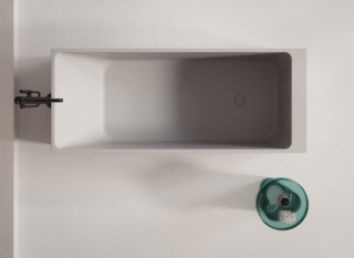 È realizzata in cristalplant la vasca freestanding rettangolare Tibur di Alice Ceramica che all’interno ha una forma leggermente inclinata su uno dei lati in modo da sostenere la schiena e aiutare a distendersi. Il cristalplant è un tipo di solid surface, composto per il 60% da cariche minerali, principalmente triidrati di alluminio, e per il 40% da resine naturali Biobased®, ottenute da mais coltivato in fonti controllate. Questo materiale sostenibile garantisce un prodotto resistente, igienico, piacevole al tatto e facilmente modellabile con un effetto soft touch e un’estetica ispirata alla pietra naturale levigata. La vasca è disponibile in tre soluzioni opache: bianco, bicolor (interno bianco, esterno colorato) e full color (interno ed esterno colorati), in un’ampia gamma cromatica. In foto è nel colore grigio. Misura L 168 x P 69 x H 50 cm. www.aliceceramica.com – Cersaie 2025, Pad. 21, Stand A15-B10 È realizzata in cristalplant la vasca freestanding rettangolare Tibur di Alice Ceramica che all’interno ha una forma leggermente inclinata su uno dei lati in modo da sostenere la schiena e aiutare a distendersi. Il cristalplant è un tipo di solid surface, composto per il 60% da cariche minerali, principalmente triidrati di alluminio, e per il 40% da resine naturali Biobased®, ottenute da mais coltivato in fonti controllate. Questo materiale sostenibile garantisce un prodotto resistente, igienico, piacevole al tatto e facilmente modellabile con un effetto soft touch e un’estetica ispirata alla pietra naturale levigata. La vasca è disponibile in tre soluzioni opache: bianco, bicolor (interno bianco, esterno colorato) e full color (interno ed esterno colorati), in un’ampia gamma cromatica. In foto è nel colore grigio. Misura L 168 x P 69 x H 50 cm. www.aliceceramica.com – Cersaie 2025, Pad. 21, Stand A15-B10