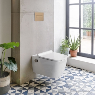 Il WC bidet TECEneo di Tece è igienico grazie alla smaltatura antibatterica Ceraclean e al risciacquo a vortice, silenzioso e al contempo potente e senza necessità di collegamento elettrico. L’asta dell’erogatore è autopulente, cioè si risciacqua automaticamente prima di ogni utilizzo. Il rivestimento superficiale Ceraclean è idrorepellente e antisporco, agisce contro le macchie permettendo all’acqua di scivolare via portando con sé ogni residuo. Con una manopola si regola il getto dell'acqua e con l'altra si imposta la temperatura. Il funzionamento è semplice, come quello di un comune rubinetto. Le manopole laterali per la regolazione del getto d’acqua e della temperatura sono disponibili nelle finiture acciaio inox, nero opaco e in plastica bianca. Il sedile ha coperchio slim e meccanismo di chiusura “soft-close”. Il design senza brida impedisce allo sporco di depositarsi e la pulizia è ancora più semplice anche nei bordi e fin sotto il sedile che si rimuove facilmente e senza alcuna difficoltà. www.tece.it – Cersaie 2025, Pad. 22, Stand B115 Il WC bidet TECEneo di Tece è igienico grazie alla smaltatura antibatterica Ceraclean e al risciacquo a vortice, silenzioso e al contempo potente e senza necessità di collegamento elettrico. L’asta dell’erogatore è autopulente, cioè si risciacqua automaticamente prima di ogni utilizzo. Il rivestimento superficiale Ceraclean è idrorepellente e antisporco, agisce contro le macchie permettendo all’acqua di scivolare via portando con sé ogni residuo. Con una manopola si regola il getto dell'acqua e con l'altra si imposta la temperatura. Il funzionamento è semplice, come quello di un comune rubinetto. Le manopole laterali per la regolazione del getto d’acqua e della temperatura sono disponibili nelle finiture acciaio inox, nero opaco e in plastica bianca. Il sedile ha coperchio slim e meccanismo di chiusura “soft-close”. Il design senza brida impedisce allo sporco di depositarsi e la pulizia è ancora più semplice anche nei bordi e fin sotto il sedile che si rimuove facilmente e senza alcuna difficoltà. www.tece.it – Cersaie 2025, Pad. 22, Stand B115