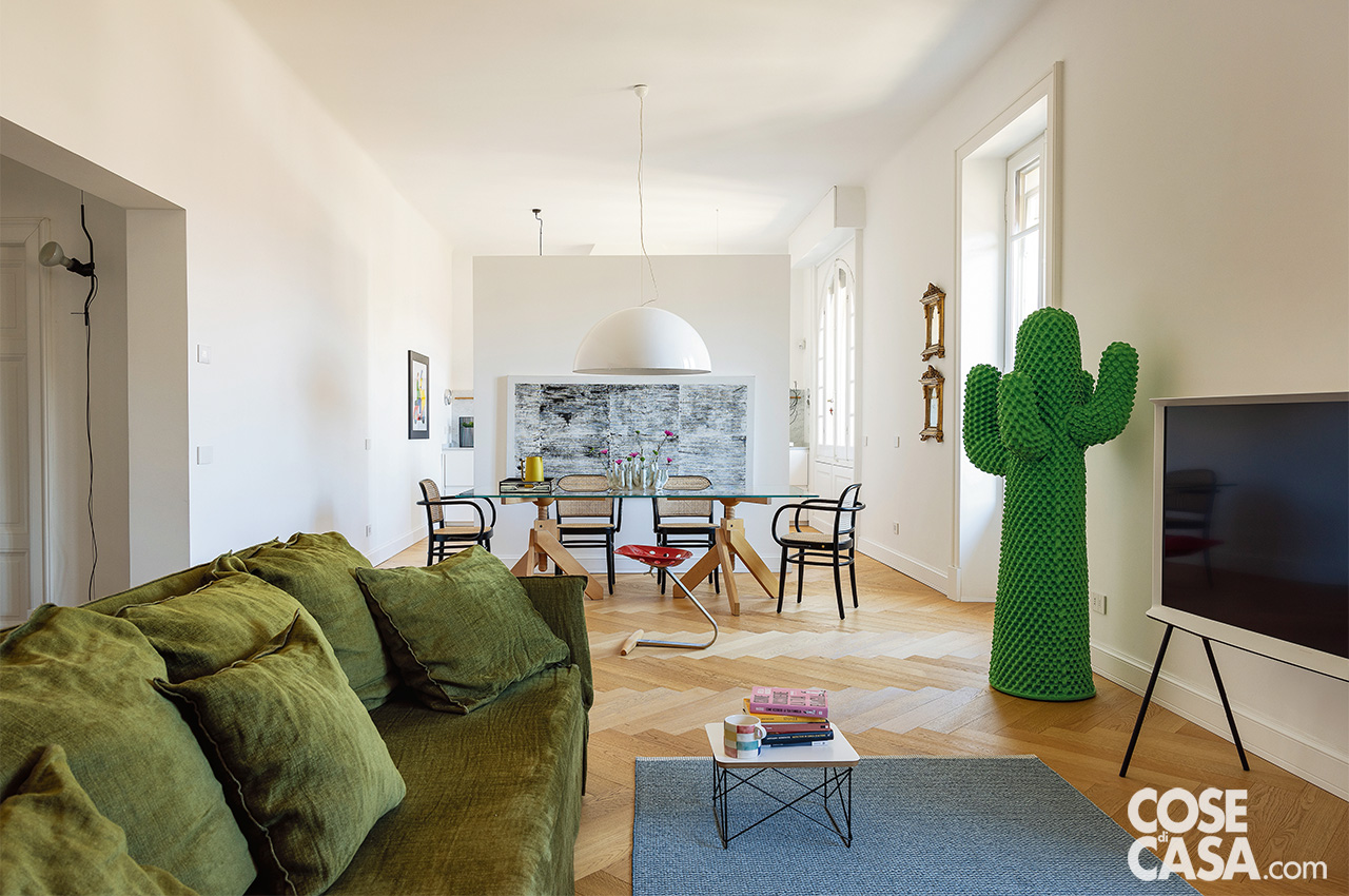 zona giorno con divano verde