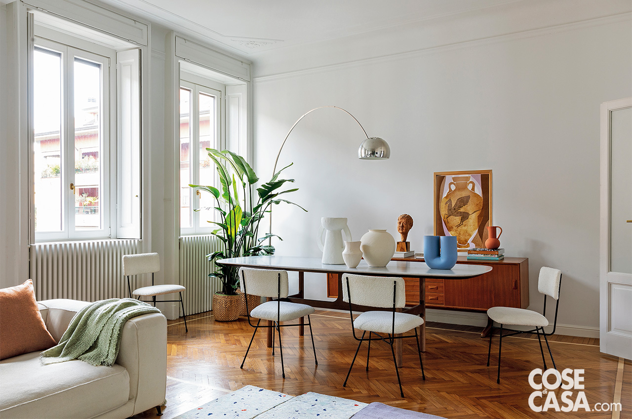 Zona pranzo con arredi vintage e di design