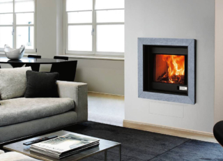 Foghet Evo Idro di Jolly Mec riscalda con l’impianto idrico. È alimentato a legna (potenza 8 kW) e a pellet (serbatoio 45 kg, potenza 18,2 kW) con passaggio automatico per un riscaldamento continuo. In classe A+, ambientale 4 stelle, misura L 98 x P 50 x H 160 cm. Costa da 7.610 euro + Iva. www.jolly-mec.it Foghet Evo Idro di Jolly Mec riscalda con l’impianto idrico. È alimentato a legna (potenza 8 kW) e a pellet (serbatoio 45 kg, potenza 18,2 kW) con passaggio automatico per un riscaldamento continuo. In classe A+, ambientale 4 stelle, misura L 98 x P 50 x H 160 cm. Costa da 7.610 euro + Iva. www.jolly-mec.it