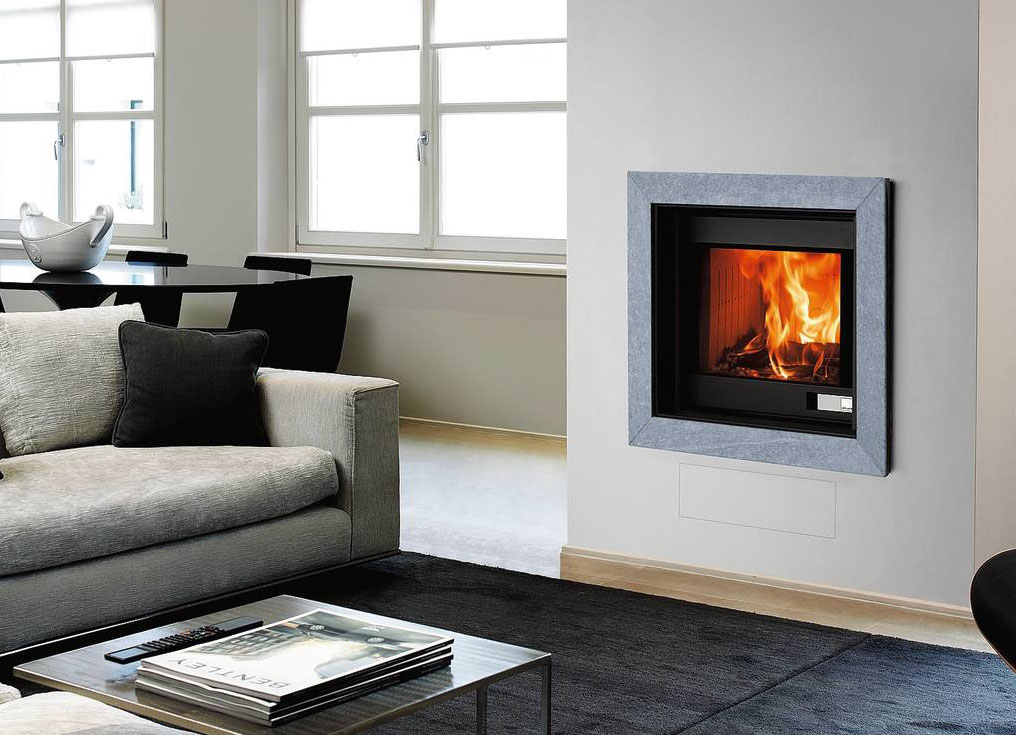 Foghet Evo Idro di Jolly Mec riscalda con l’impianto idrico. È alimentato a legna (potenza 8 kW) e a pellet (serbatoio 45 kg, potenza 18,2 kW) con passaggio automatico per un riscaldamento continuo. In classe A+, ambientale 4 stelle, misura L 98 x P 50 x H 160 cm. Costa da 7.610 euro + Iva. www.jolly-mec.it Foghet Evo Idro di Jolly Mec riscalda con l’impianto idrico. È alimentato a legna (potenza 8 kW) e a pellet (serbatoio 45 kg, potenza 18,2 kW) con passaggio automatico per un riscaldamento continuo. In classe A+, ambientale 4 stelle, misura L 98 x P 50 x H 160 cm. Costa da 7.610 euro + Iva. www.jolly-mec.it