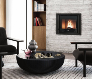 L’inserto a pellet Ponente 7 di Cadel ha serbatoio da 10 kg, per un’autonomia di 5-16 ore. Il braciere è in ghisa, e la ventilazione frontale.
Ha wi-fi e Bluetooth integrati. Ha potenza
di 6,8 kW, classe A+, ambientale 5 stelle. Misura
L 59 x P 50 x H 50 cm. Costa da 2.950 euro. www.cadelsrl.com L’inserto a pellet Ponente 7 di Cadel ha serbatoio da 10 kg, per un’autonomia di 5-16 ore. Il braciere è in ghisa, e la ventilazione frontale.
Ha wi-fi e Bluetooth integrati. Ha potenza
di 6,8 kW, classe A+, ambientale 5 stelle. Misura
L 59 x P 50 x H 50 cm. Costa da 2.950 euro. www.cadelsrl.com