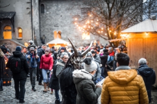 Nei fine settimana da 28 al 30 novembre e dal 5 all‘8 dicembre 2025 il Castello di Tirolo vicino a Merano accoglie un mercatino di Natale con stand gastronomici che offrono piatti tipici locali, prodotti da forno e bevande calde. Nelle sale storiche del castello artigiani del posto mostrano le loro creazioni e tengono dimostrazioni di antichi mestieri. Si vede così come si lavora il feltro, tornisce il legno, fila e tinge la lana e come si creano ceramica artistica e gioielli fatti a mano. Foto: Maria Gapp. www.schlosstirol.it/it/