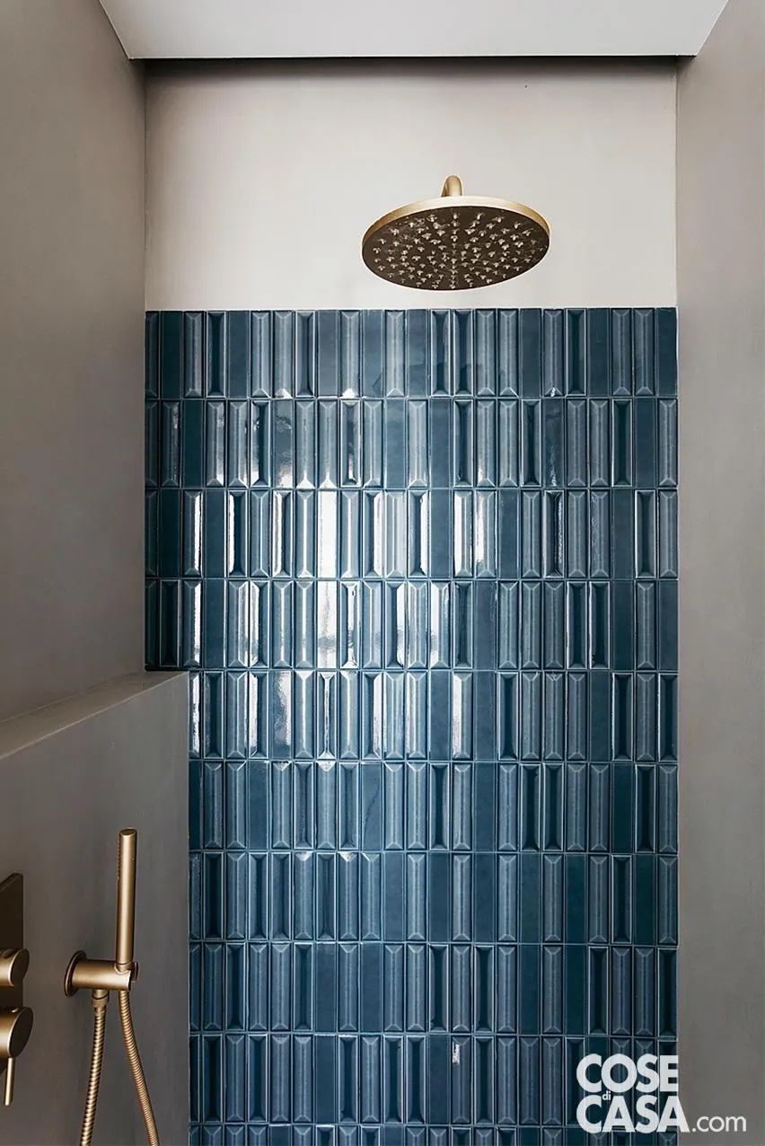 In questo bagno prevale l'azzurro intenso scelto per le piastrelle lucide e strette che rivestono il vano della doccia. In abbinamento è stata scelta una rubinetteria in finitura oro opaco: l'accostamento risulta molto particolare e riesce a ottenere un effetto di un'eleganza senza eccessi.
Progetto Beatrice Villata Interior Design Furniture http://www.beatricevillata.com info@beatricevillata.com - Contributo tecnico  arch. Paolo Montorfano - Foto Studio Roy In questo bagno prevale l'azzurro intenso scelto per le piastrelle lucide e strette che rivestono il vano della doccia. In abbinamento è stata scelta una rubinetteria in finitura oro opaco: l'accostamento risulta molto particolare e riesce a ottenere un effetto di un'eleganza senza eccessi.
Progetto Beatrice Villata Interior Design Furniture http://www.beatricevillata.com info@beatricevillata.com - Contributo tecnico  arch. Paolo Montorfano - Foto Studio Roy