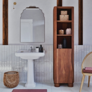 Corola è la colonna da bagno di Maisons du Monde in grado di aggiungere un tocco etnico e artigianale all'ambiente. È realizzata in legno massello di mango con ripiani fissi e maniglie in metallo con finitura ottonata che aggiungono eleganza. Misure H170 x L45 x P35 cm. Prezzo 499 euro. www.maisonsdumonde.com Corola è la colonna da bagno di Maisons du Monde in grado di aggiungere un tocco etnico e artigianale all'ambiente. È realizzata in legno massello di mango con ripiani fissi e maniglie in metallo con finitura ottonata che aggiungono eleganza. Misure H170 x L45 x P35 cm. Prezzo 499 euro. www.maisonsdumonde.com