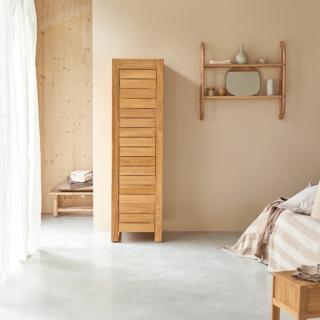 La colonna semplice in teak massello Minimalys è ideale per riporre i vestiti in camera o gli oggetti più utili in bagno. Questo elegante armadio-guardaroba in doghe di teak massello certificato FSC Si distingue per a sobrietà delle sue linee e la dolcezza della sua tonalità color miele, che gli permettono di adattarsi ad ogni ambiente. Misure H180 x L50 x P55 cm. Prezzo 699 euro. www.tikamoon.it La colonna semplice in teak massello Minimalys è ideale per riporre i vestiti in camera o gli oggetti più utili in bagno. Questo elegante armadio-guardaroba in doghe di teak massello certificato FSC Si distingue per a sobrietà delle sue linee e la dolcezza della sua tonalità color miele, che gli permettono di adattarsi ad ogni ambiente. Misure H180 x L50 x P55 cm. Prezzo 699 euro. www.tikamoon.it