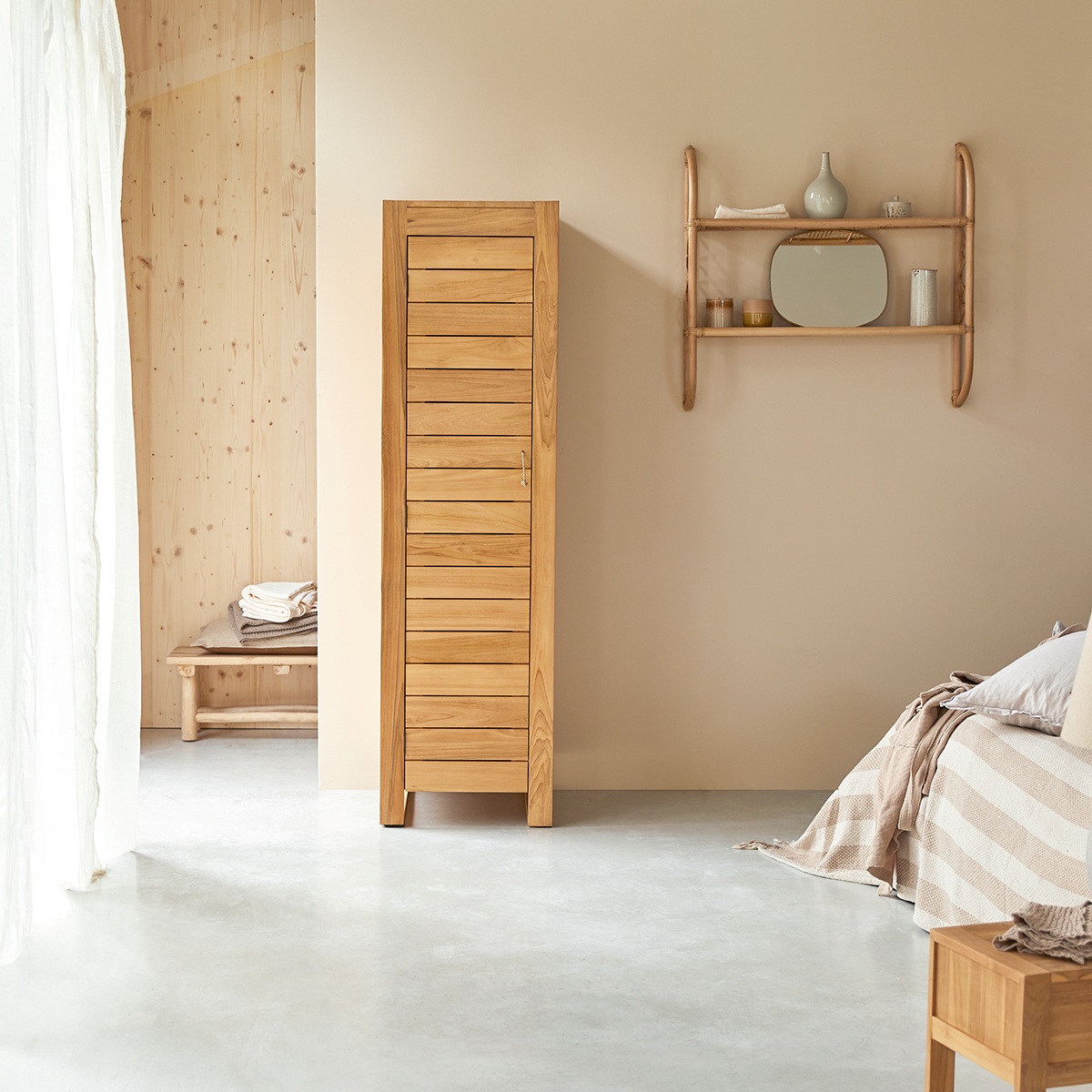 La colonna semplice in teak massello Minimalys è ideale per riporre i vestiti in camera o gli oggetti più utili in bagno. Questo elegante armadio-guardaroba in doghe di teak massello certificato FSC Si distingue per a sobrietà delle sue linee e la dolcezza della sua tonalità color miele, che gli permettono di adattarsi ad ogni ambiente. Misure H180 x L50 x P55 cm. Prezzo 699 euro. www.tikamoon.it La colonna semplice in teak massello Minimalys è ideale per riporre i vestiti in camera o gli oggetti più utili in bagno. Questo elegante armadio-guardaroba in doghe di teak massello certificato FSC Si distingue per a sobrietà delle sue linee e la dolcezza della sua tonalità color miele, che gli permettono di adattarsi ad ogni ambiente. Misure H180 x L50 x P55 cm. Prezzo 699 euro. www.tikamoon.it