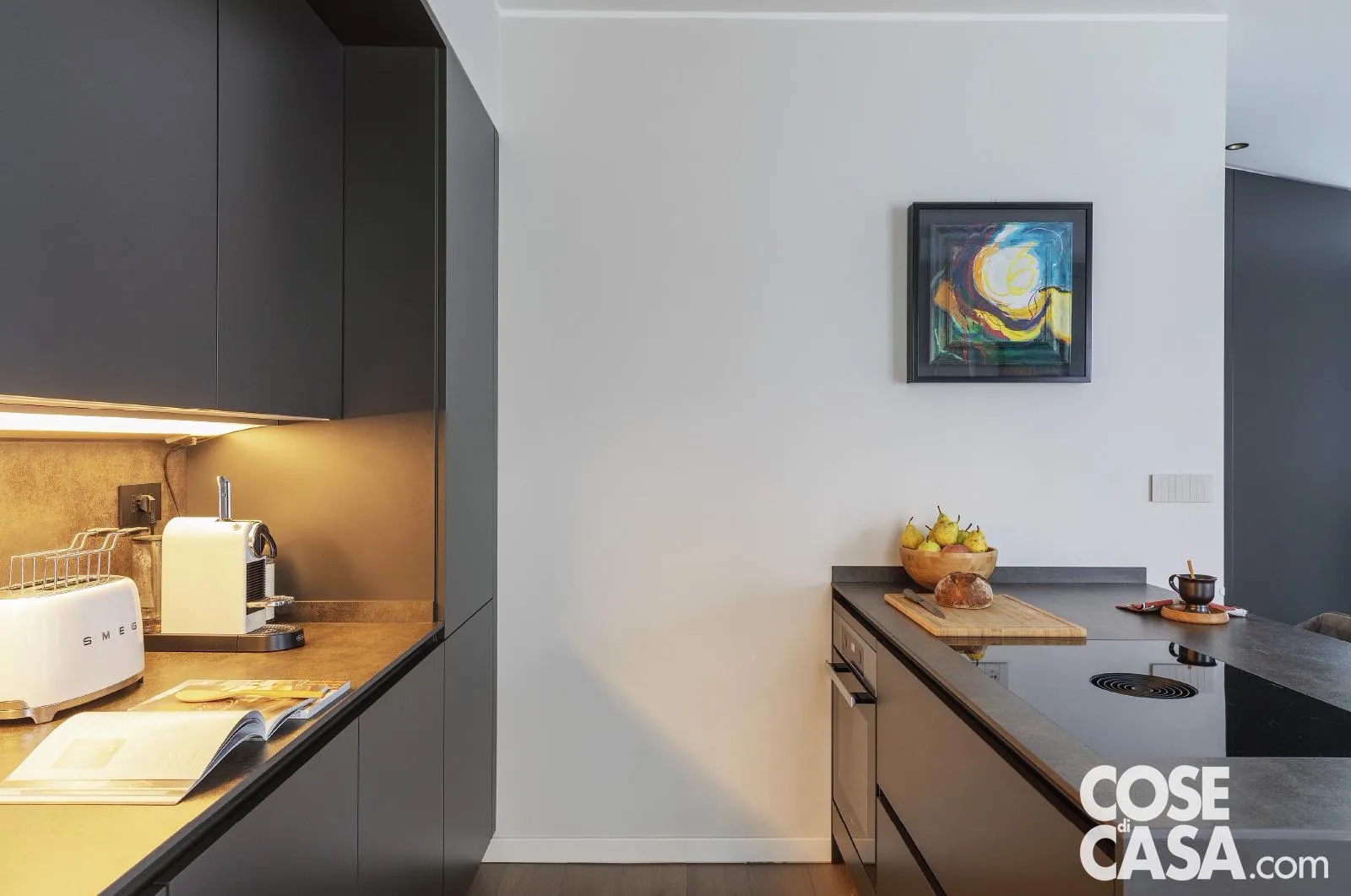 È il caso di questa cucina realizzata in color grigio antracite. Il colore scuro viene illuminato dalla presenza di un top e di uno schienale in gres color oro, che viene ulteriormente messo in risalto dalle luci sottopensili, diventando un elemento cromatico che spezza l'uniformità.
Progetto Sferico Architetti, arch. Riccardo Cottino e arch. Federica Cortina Pecetto Torinese (To) e Santa Teresa di Gallura (Ss), sfericoarchitetti.it - Foto Claudio Tajoli - Styling Rosaria Sofia Galli È il caso di questa cucina realizzata in color grigio antracite. Il colore scuro viene illuminato dalla presenza di un top e di uno schienale in gres color oro, che viene ulteriormente messo in risalto dalle luci sottopensili, diventando un elemento cromatico che spezza l'uniformità.
Progetto Sferico Architetti, arch. Riccardo Cottino e arch. Federica Cortina Pecetto Torinese (To) e Santa Teresa di Gallura (Ss), sfericoarchitetti.it - Foto Claudio Tajoli - Styling Rosaria Sofia Galli