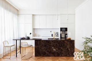 In questo living open space con cucina a vista di colore bianco, l'isola centrale è in elegante marmo nero e termina con un tavolo in legno laccato nero, che funge da banco snack e colazione. Come sedute, sono stati scelti degli sgabelli imbottiti che presentano una struttura metallica color oro e che per la via della forma hanno un gusto rétro. L'insieme di bianco, nero e oro dona alla cucina una grande eleganza.
Progetto Studio Tenca Associati, Milano, Tel. 02/3319239 http://www.studiotenca.it - Foto Riccardo Gasperoni - Styling Irene Baratto In questo living open space con cucina a vista di colore bianco, l'isola centrale è in elegante marmo nero e termina con un tavolo in legno laccato nero, che funge da banco snack e colazione. Come sedute, sono stati scelti degli sgabelli imbottiti che presentano una struttura metallica color oro e che per la via della forma hanno un gusto rétro. L'insieme di bianco, nero e oro dona alla cucina una grande eleganza.
Progetto Studio Tenca Associati, Milano, Tel. 02/3319239 http://www.studiotenca.it - Foto Riccardo Gasperoni - Styling Irene Baratto