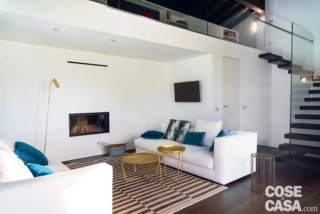 In questo salotto sono stati scelti due tavolini rotondi di diverse dimensioni con una finitura color oro, che conferiscono luminosità ed eleganza all'ambiente contemporaneo. Posti in un arredo quasi completamente bianco, si accostano molto bene al blu dei cuscini e alle righe scure del tappeto su cui appoggiano.
Progetto arch. Gianluigi Landoni, Saronno (Va), Tel. 02/9609019, gianluigilandoni.it - Styling Candida Zanelli, Rosaria Sofia Galli - Foto Enza Tamborra In questo salotto sono stati scelti due tavolini rotondi di diverse dimensioni con una finitura color oro, che conferiscono luminosità ed eleganza all'ambiente contemporaneo. Posti in un arredo quasi completamente bianco, si accostano molto bene al blu dei cuscini e alle righe scure del tappeto su cui appoggiano.
Progetto arch. Gianluigi Landoni, Saronno (Va), Tel. 02/9609019, gianluigilandoni.it - Styling Candida Zanelli, Rosaria Sofia Galli - Foto Enza Tamborra