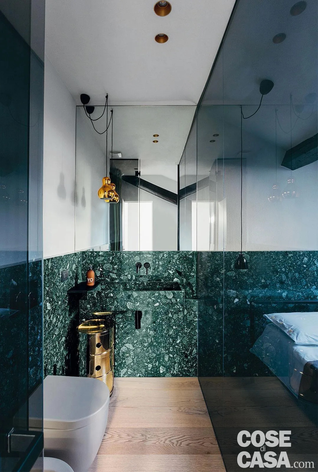 Questo bagno mescola in modo sapiente colori differenti per ottenere un risultato molto raffinato.
Il rivestimento della parte bassa della parete e il lavabo sono in marmo verde, mentre i sanitari sono in ceramica color beige e il pavimento è in legno chiaro. In questo insieme spicca il mobiletto di forma cilindrica che presenta una finitura color oro e che inserisce nell'ambiente un elemento di lucentezza e di preziosità.
Progetto arch. Fabio Azzolina in collaborazione con arch. Caterina Mancuso, Studio Azzolina, Milano Tel. 02/20240610 info@fabioazzolina.it - Foto Studio Roy - Styling Carolina Reggi Questo bagno mescola in modo sapiente colori differenti per ottenere un risultato molto raffinato.
Il rivestimento della parte bassa della parete e il lavabo sono in marmo verde, mentre i sanitari sono in ceramica color beige e il pavimento è in legno chiaro. In questo insieme spicca il mobiletto di forma cilindrica che presenta una finitura color oro e che inserisce nell'ambiente un elemento di lucentezza e di preziosità.
Progetto arch. Fabio Azzolina in collaborazione con arch. Caterina Mancuso, Studio Azzolina, Milano Tel. 02/20240610 info@fabioazzolina.it - Foto Studio Roy - Styling Carolina Reggi