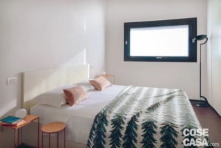 In questa camera sono stati inseriti due tavolini con finitura color rame che fungono da comodini ai lati del letto matrimoniale. Nella stanza, che risulta particolarmente luminosa per via di una buona illuminazione naturale e anche per la prevalenza del bianco di pareti, armadio e struttura del letto, spiccano accanto al rame i cuscini in velluto color cipria: l'abbinamento risulta molto chic e delicato.
Progetto arch. Gianluigi Landoni, Saronno (Va), Tel. 02/9609019, gianluigilandoni.it - Styling Candida Zanelli, Rosaria Sofia Galli - Foto Enza Tamborra