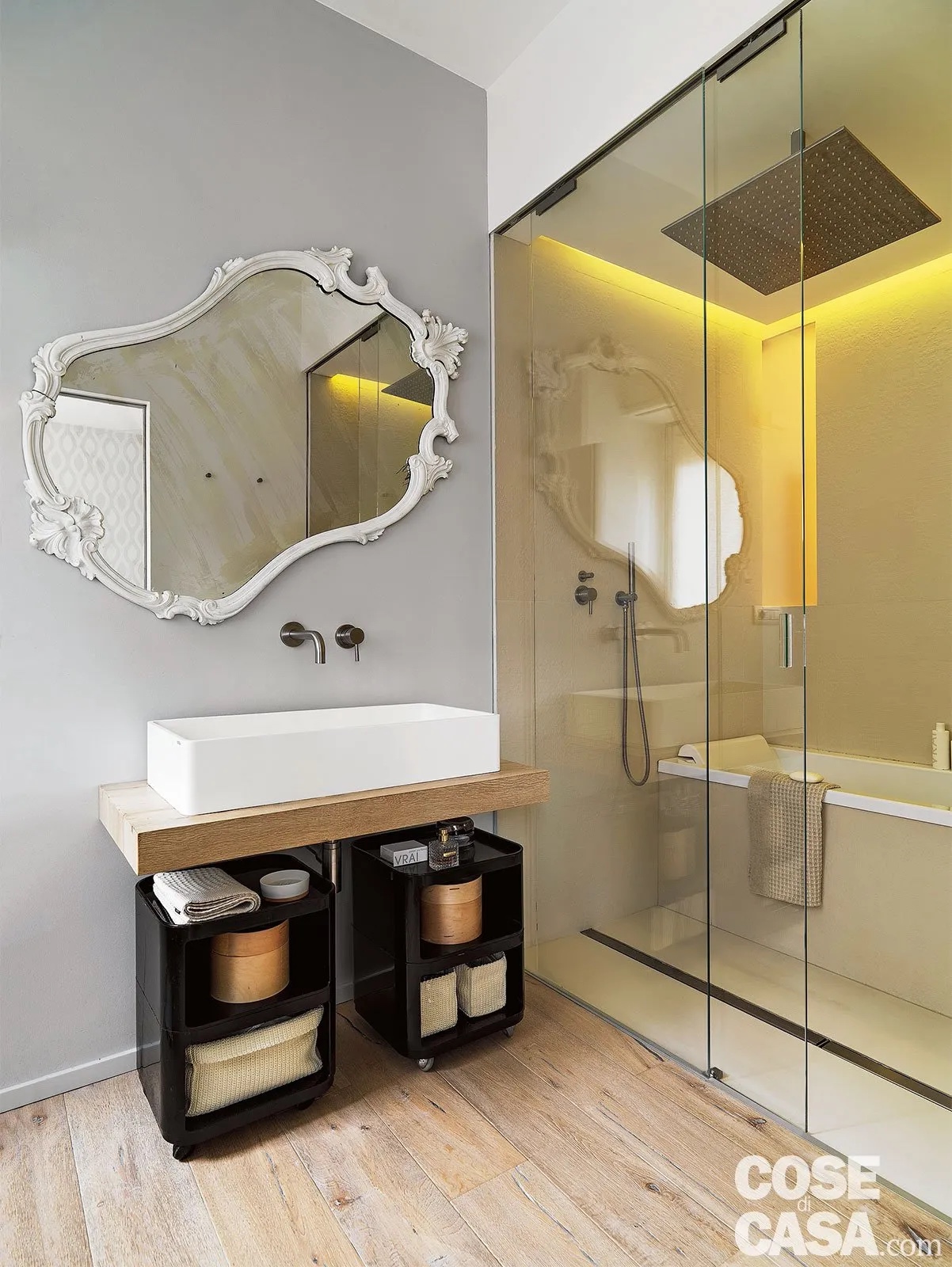 In questo bagno, che è al servizio della camera da letto, dall'area dedicata a lavabo e mobile si accede tramite una grande vetrata trasparente, per metà fissa e per metà scorrevole, a un vano, interamente rivestito in ceramica, che contiene vasca e doccia. La doccia passante possiede uno scarico a terra con griglia centrale filo pavimento e un grande soffione di 50 centimetri incassato nel controsoffitto. Si tratta di una soluzione progettuale molto inconsueta, che si rivela anche bella sotto il profilo estetico.
Foto Adriano Pecchio - Styling Laura Mauceri - Progetto Studio Enzo Ferrara architetti, Milano, Tel. 02/320625046 http://www.enzoferrara.it In questo bagno, che è al servizio della camera da letto, dall'area dedicata a lavabo e mobile si accede tramite una grande vetrata trasparente, per metà fissa e per metà scorrevole, a un vano, interamente rivestito in ceramica, che contiene vasca e doccia. La doccia passante possiede uno scarico a terra con griglia centrale filo pavimento e un grande soffione di 50 centimetri incassato nel controsoffitto. Si tratta di una soluzione progettuale molto inconsueta, che si rivela anche bella sotto il profilo estetico.
Foto Adriano Pecchio - Styling Laura Mauceri - Progetto Studio Enzo Ferrara architetti, Milano, Tel. 02/320625046 http://www.enzoferrara.it