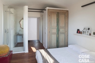 Il bagno, posto tra il soggiorno e la camera da letto, è suddiviso in diverse aree, con la zona lavabo e lavanderia, i sanitari separati da un'anta scorrevole e la doccia. La doccia passante, leggermente rialzata e chiusa con vetro trasparente che la lascia a vista, è accessibile dalla camera da letto e dalla zona lavabo. Questa suddivisione permette di avere tutte le funzioni in un ambiente di piccola metratura.
Progetto studio Archisbang Torino, Tel. 011/6981443 http://www.archisbang.com - Foto Cristina Fiorentini Il bagno, posto tra il soggiorno e la camera da letto, è suddiviso in diverse aree, con la zona lavabo e lavanderia, i sanitari separati da un'anta scorrevole e la doccia. La doccia passante, leggermente rialzata e chiusa con vetro trasparente che la lascia a vista, è accessibile dalla camera da letto e dalla zona lavabo. Questa suddivisione permette di avere tutte le funzioni in un ambiente di piccola metratura.
Progetto studio Archisbang Torino, Tel. 011/6981443 http://www.archisbang.com - Foto Cristina Fiorentini