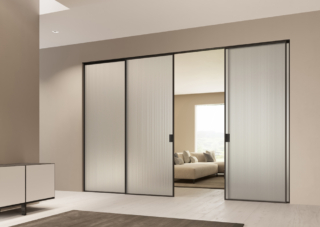 Con profilo nero e cristallo Flutes nella finitura Satinato Bianco, il sistema di porte scorrevoli in vetro Delineo della collezione Scenario di FerreroLegno, nella versione scorrimento a incasso, conta qui quattro ante (due scorrevoli e due fisse). Quest’ultimo si caratterizza per un marcato effetto bombato scandito da una ritmata scansione verticale che anima la superficie continua. Con profilo nero e cristallo Flutes nella finitura Satinato Bianco, il sistema di porte scorrevoli in vetro Delineo della collezione Scenario di FerreroLegno, nella versione scorrimento a incasso, conta qui quattro ante (due scorrevoli e due fisse). Quest’ultimo si caratterizza per un marcato effetto bombato scandito da una ritmata scansione verticale che anima la superficie continua.