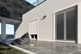 Alika di Kikau è una tapparella in alluminio con lamelle orientabili da 0° a 90°, che permette di modulare la quantità di luce e aria. Scorre all’interno delle guide standard e si avvolge all’interno del cassonetto. Si può comandare anche a motore elettrico, con pulsanti oppure telecomando ed è compatibile con i sistemi domotici. Il trattamento dell’alluminio con ossidazione e verniciatura lo rendono resistente anche agli agenti atmosferici più aggressivi. www.kikau.it Alika di Kikau è una tapparella in alluminio con lamelle orientabili da 0° a 90°, che permette di modulare la quantità di luce e aria. Scorre all’interno delle guide standard e si avvolge all’interno del cassonetto. Si può comandare anche a motore elettrico, con pulsanti oppure telecomando ed è compatibile con i sistemi domotici. Il trattamento dell’alluminio con ossidazione e verniciatura lo rendono resistente anche agli agenti atmosferici più aggressivi. www.kikau.it