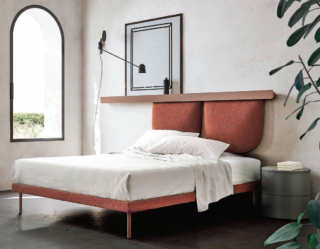 Groove di Caccaro prende il nome dalla barra multifunzione che lo completa e si collega a tablet e smartphone. Il letto è imbottito con cuscini che si agganciano grazie a una comoda cerniera. Ogni elemento può essere personalizzato nelle finiture ed è disponibile anche la variante con box contenitore. Le misure disponibili sono: L 160/180 x P 190/200/210; prezzo da rivenditore. www.caccaro.com Groove di Caccaro prende il nome dalla barra multifunzione che lo completa e si collega a tablet e smartphone. Il letto è imbottito con cuscini che si agganciano grazie a una comoda cerniera. Ogni elemento può essere personalizzato nelle finiture ed è disponibile anche la variante con box contenitore. Le misure disponibili sono: L 160/180 x P 190/200/210; prezzo da rivenditore. www.caccaro.com