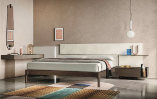 Il letto Scacco di Santalucia Mobili è autoportante; la boiserie accessoriata è proposta anche in versione per la zona giorno. Tante le misure disponibili: L 90/120/150/160/180 x P 195/200 cm; la configurazione come in foto in finitura écru opaco e tessuto Genova, con Ring, comodino e scrittoio matwood dark e vassoio in vetro Stopsol costa 2.304 + Iva, esclusa la specchiera. santaluciamobili.it Il letto Scacco di Santalucia Mobili è autoportante; la boiserie accessoriata è proposta anche in versione per la zona giorno. Tante le misure disponibili: L 90/120/150/160/180 x P 195/200 cm; la configurazione come in foto in finitura écru opaco e tessuto Genova, con Ring, comodino e scrittoio matwood dark e vassoio in vetro Stopsol costa 2.304 + Iva, esclusa la specchiera. santaluciamobili.it