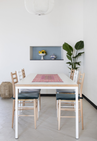 Zoccolino a contrasto Con il pavimento e con le pareti: non sempre la continuità è la scelta migliore. In questa casa ligure si è scelto al contrario di avere uno zoccolino in ardesia nera, tipo della case di questa zona, che stacca in modo netto dal pavimento e dalle pareti e diventa un dettaglio grafico deciso, geometrico e rigoroso.